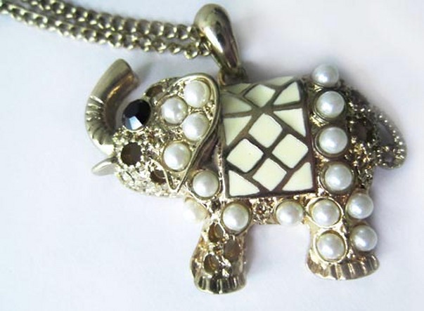 H&M pearl elephant necklace